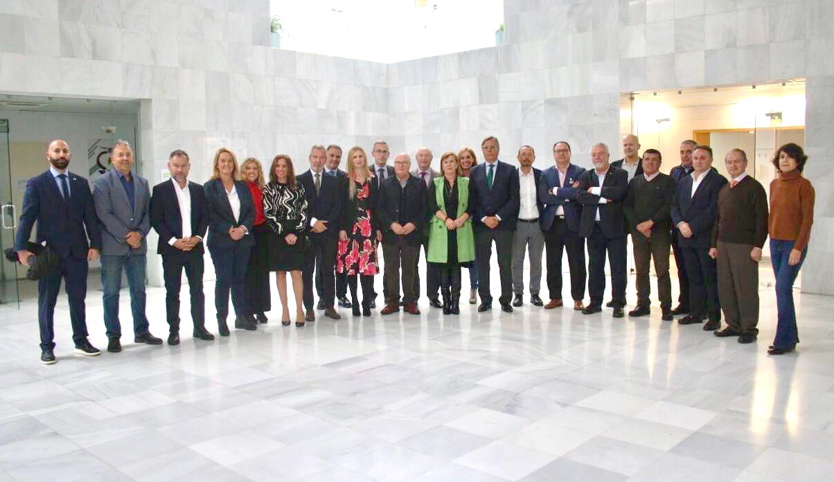 Junta y asociaciones empresariales de Granada y Andalucía se reúnen para analizar las propuestas del sector turístico de la provincia